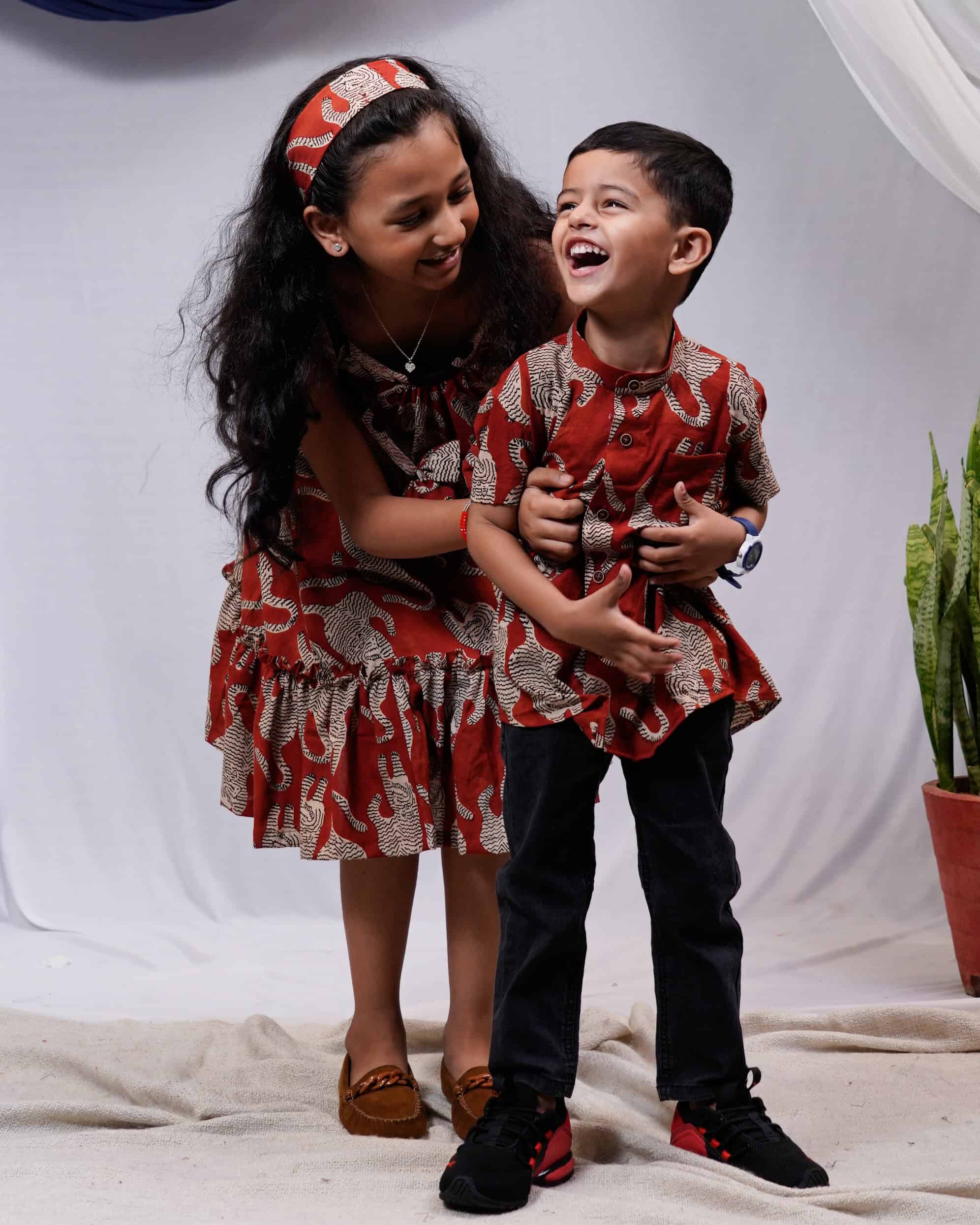 Red Kitty Shoal Mother Kids Twinning