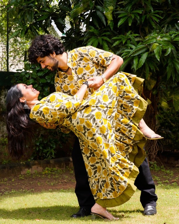 Yellow Cannas Frill Couple Set