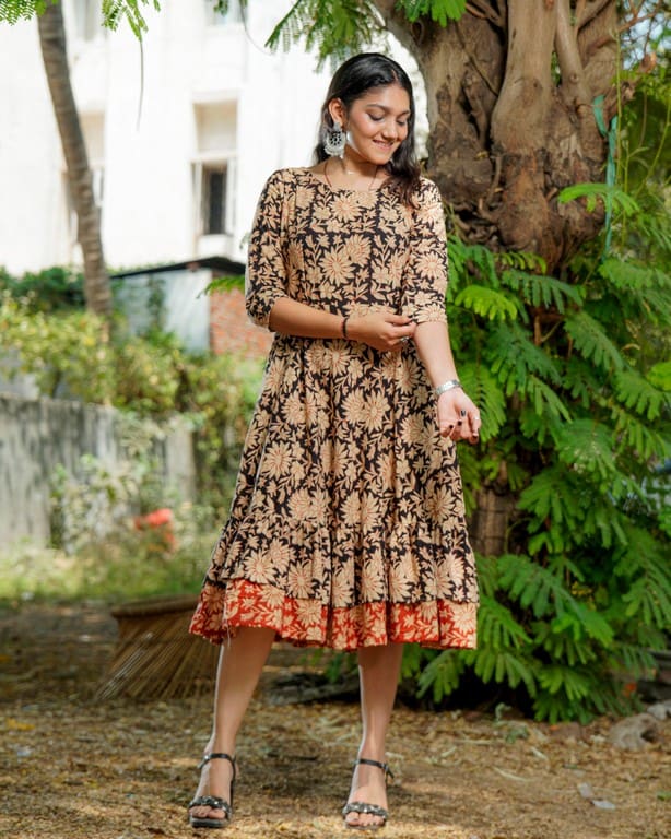 Queen black frill Dress