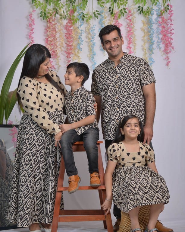 Cinnamon Black Whirl Family Set