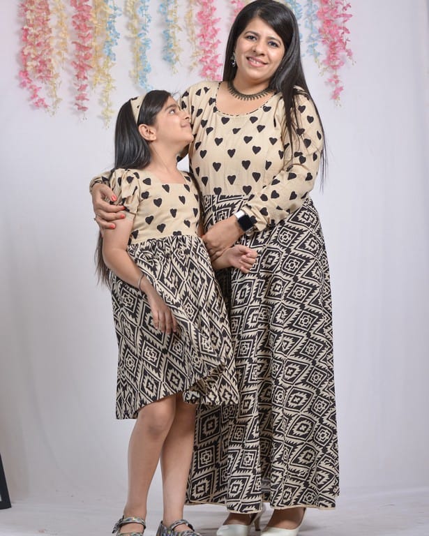Cinnamon Black Whirl Mother Daughter Twinning Secondary image