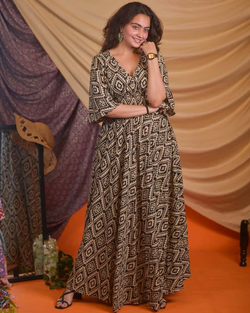 Cinnamon Black Slit Kirtle Dress Secondary image