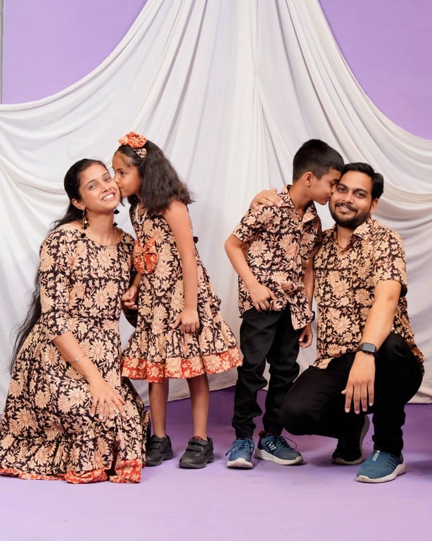 Queen Black Frill Family Set