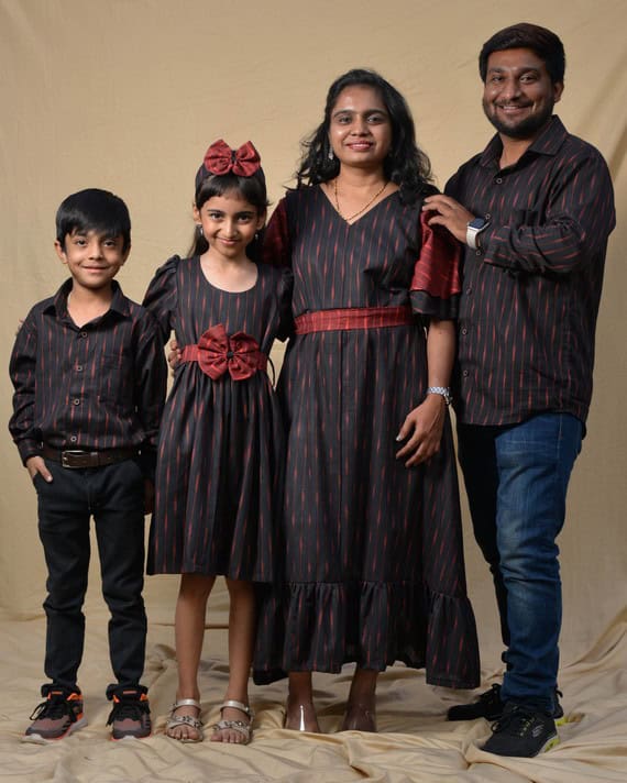 Black Diverting Threads Family Set Secondary image